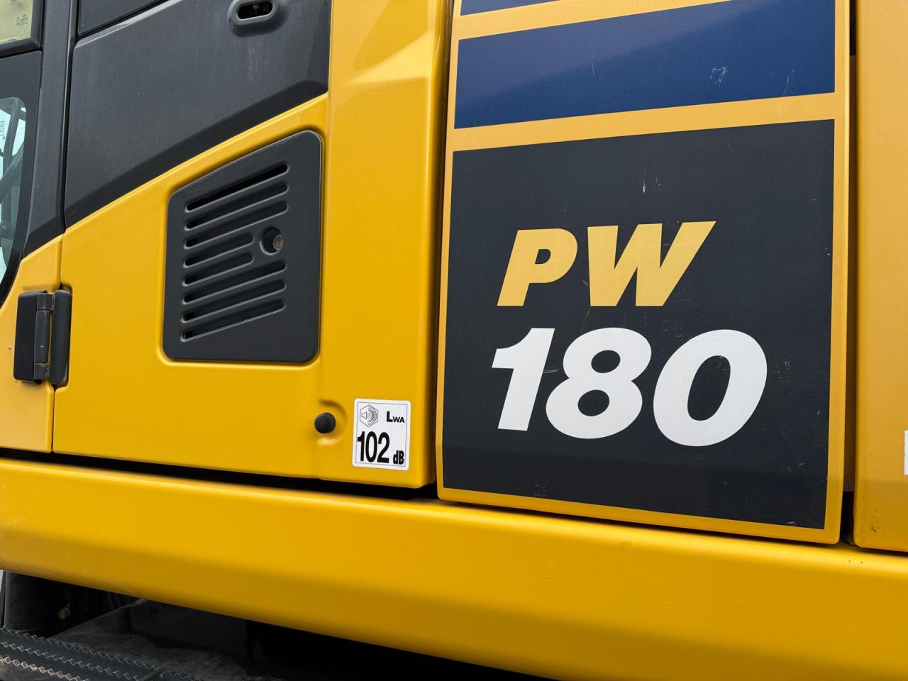 KOMATSU PW18-10 wielkraan met automatische smering