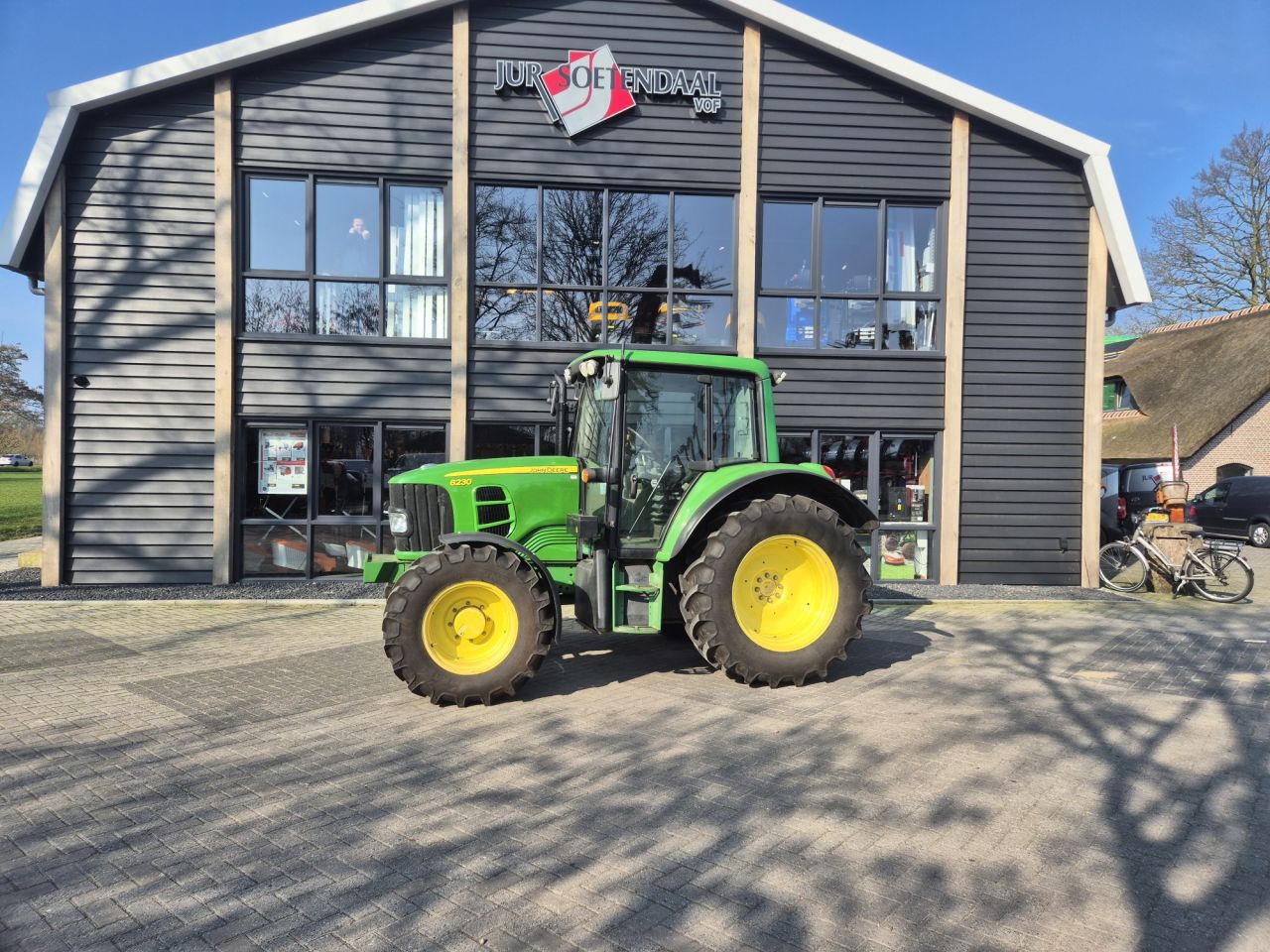 JOHN DEERE 6230 tractor met 4 cilinder en 95 pk