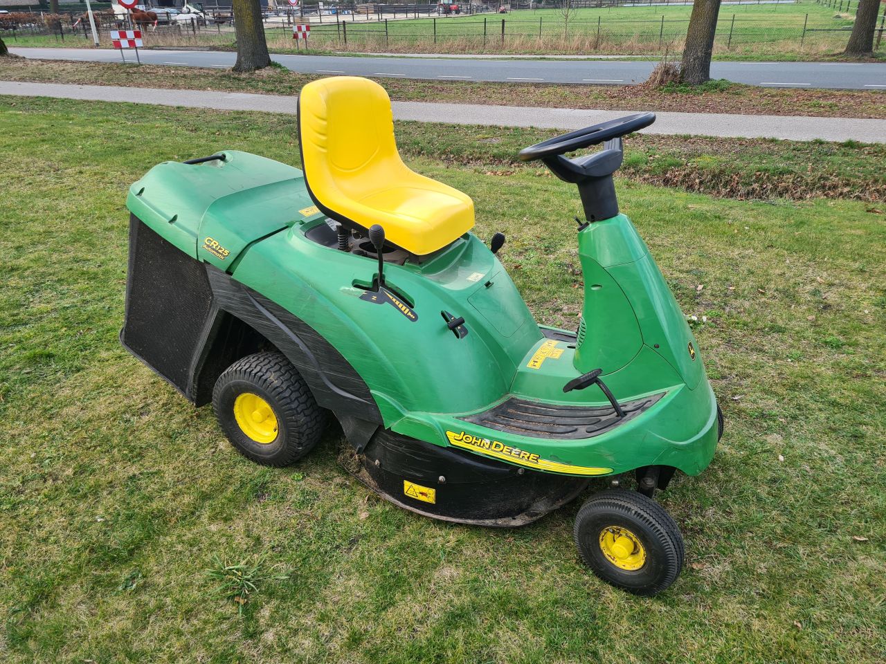 John Deere CR 125 zitmaaier met opvangbak hydrostaat.