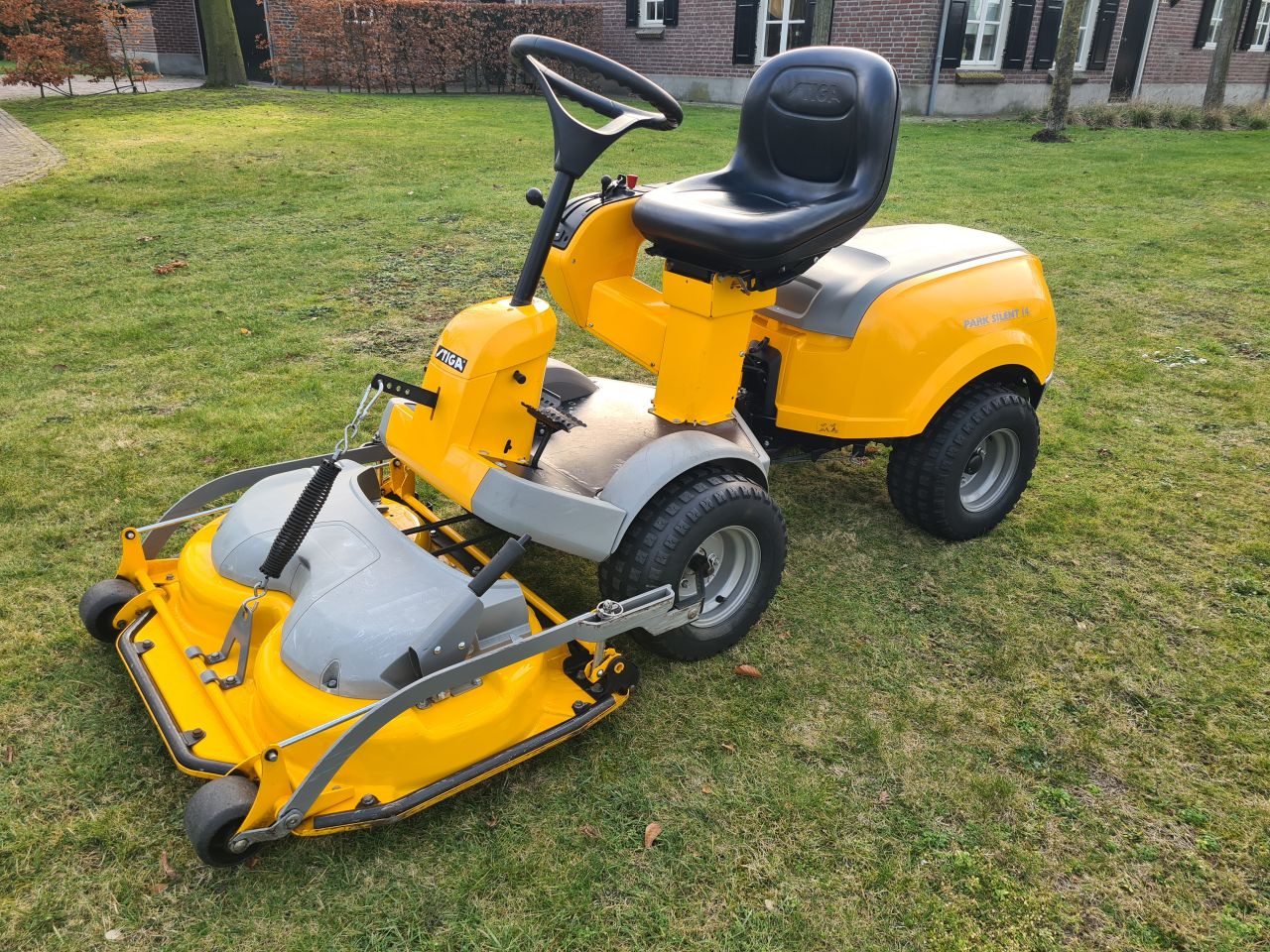 Stiga park Silent 14 frontmaaier hydrostaat 2 cilinder honda.
