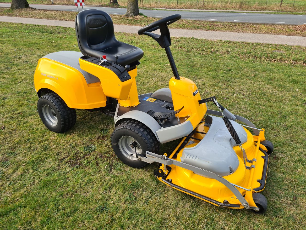 Stiga park Silent 14 frontmaaier hydrostaat 2 cilinder honda.