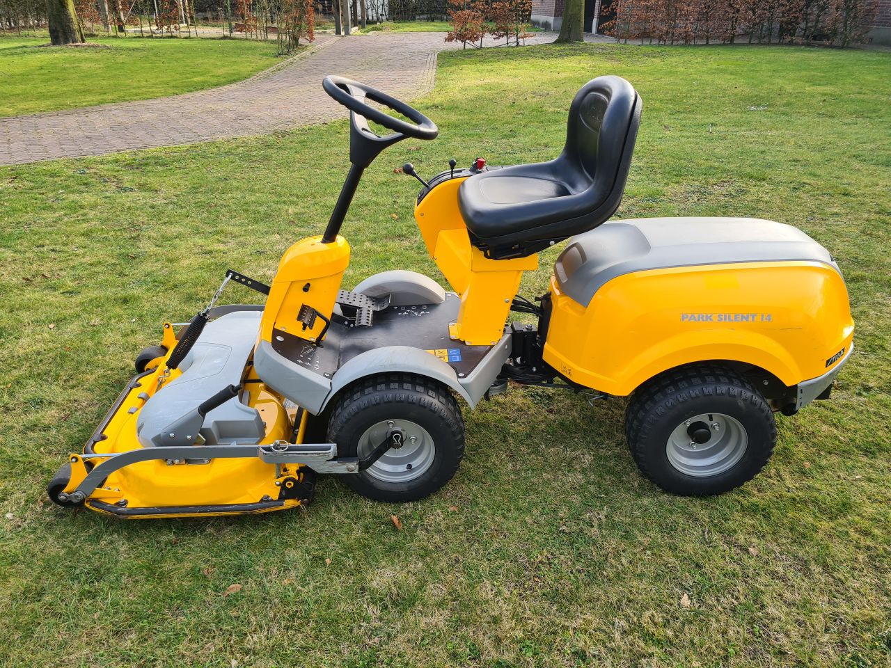 Stiga park Silent 14 frontmaaier hydrostaat 2 cilinder honda.