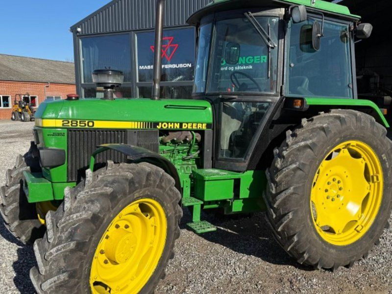 John Deere 2850 4 WD.