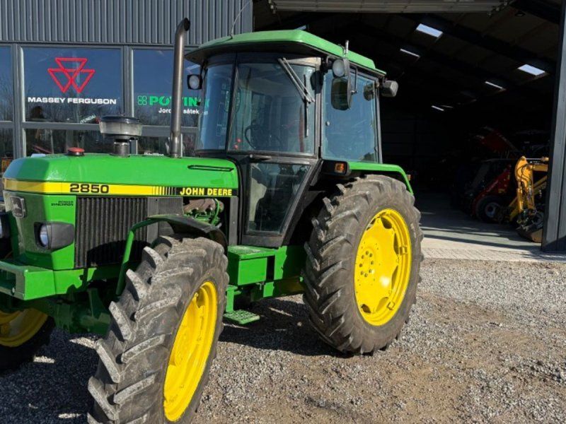 John Deere 2850 4 WD.
