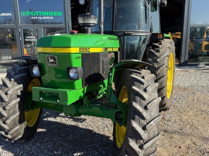 John Deere 2850 4 WD.