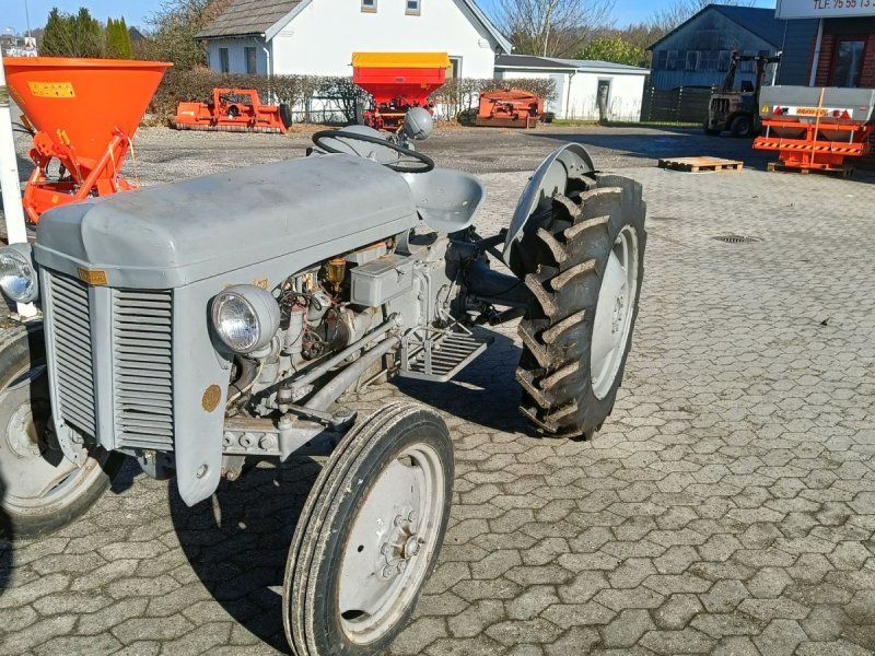 Massey Ferguson 26 grå