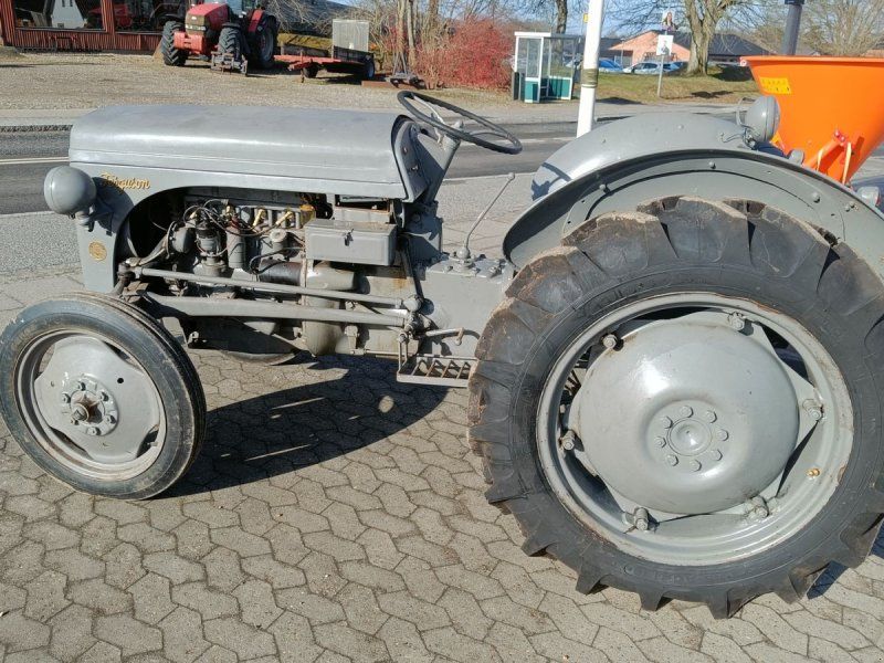 Massey Ferguson 26 grå