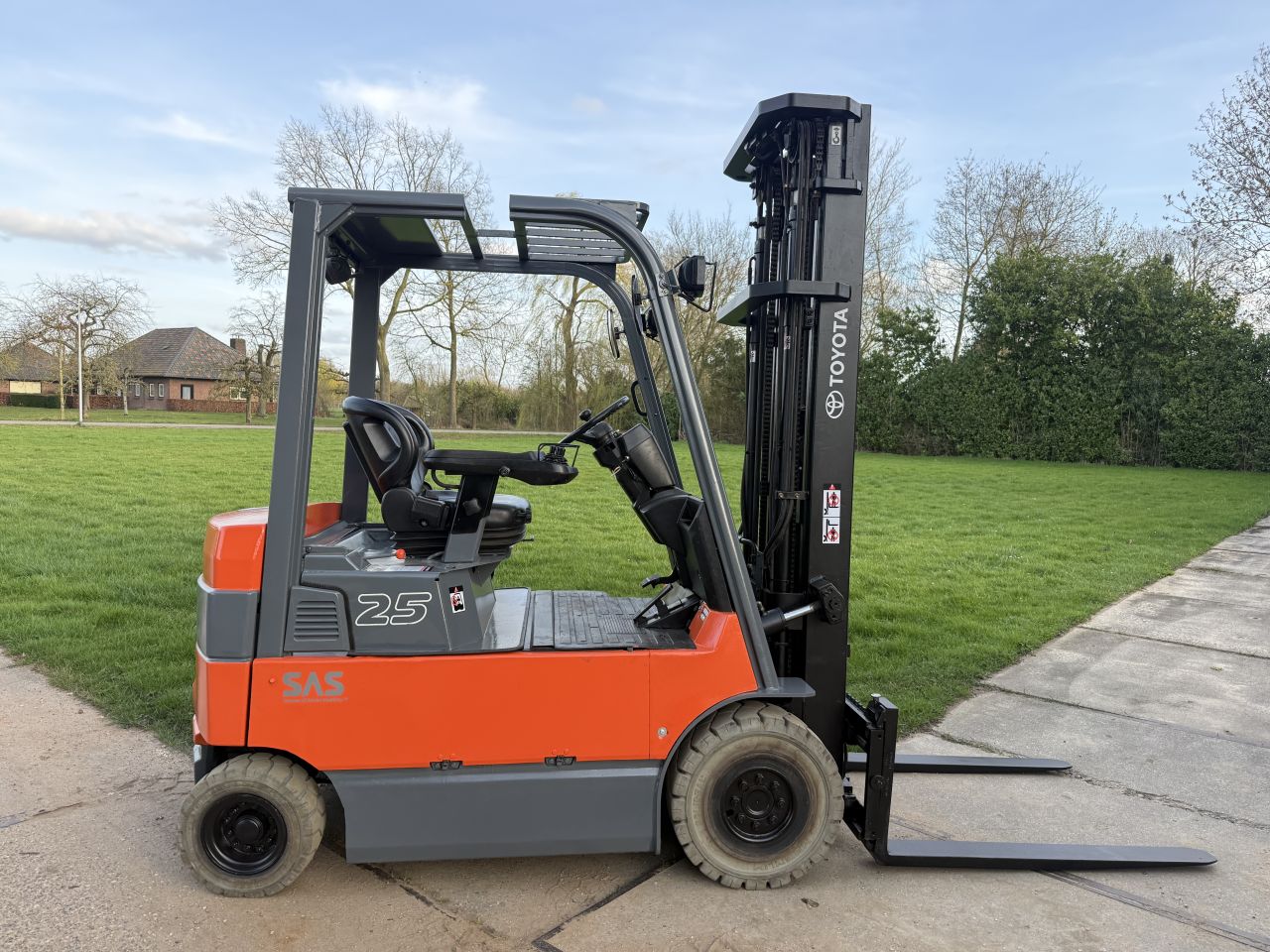 Toyota 2500KG triplo 6M freelift Sideshift non marking banden