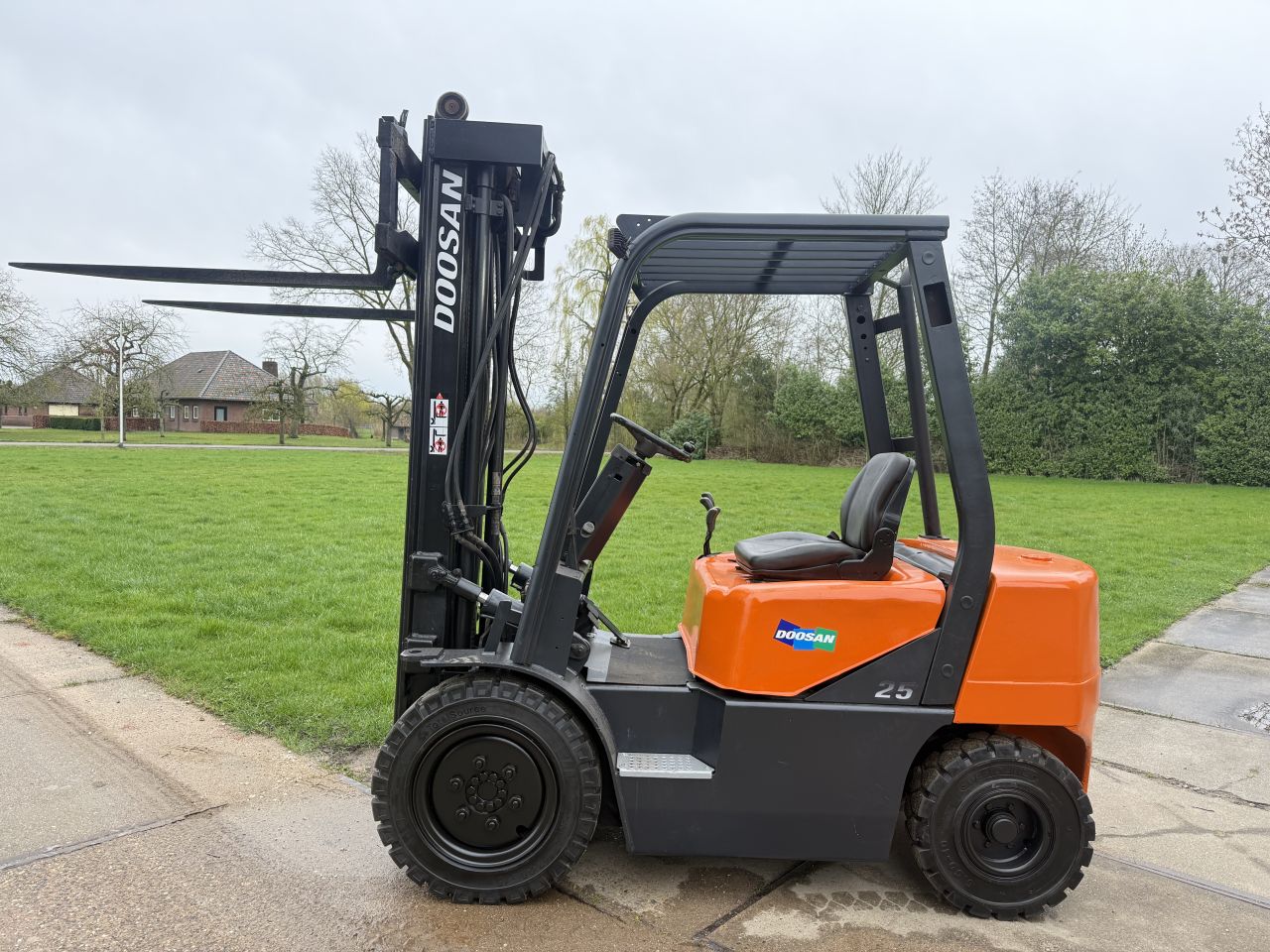 Doosan 2.5 tonner diesel heftruck triplo mast + 4 ventielen