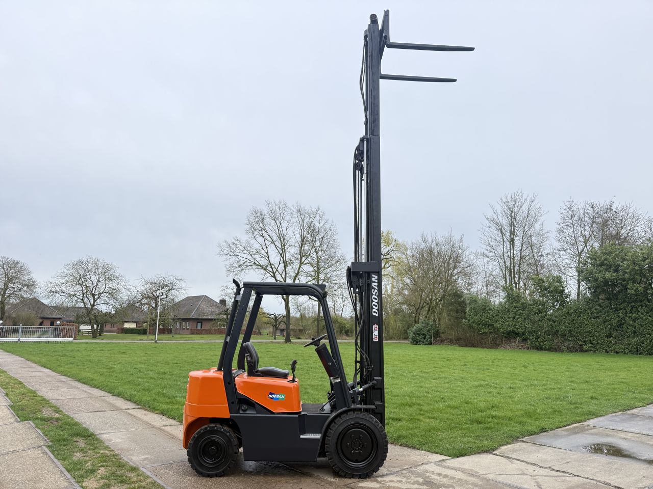 Doosan 2.5 tonner diesel heftruck triplo mast + 4 ventielen
