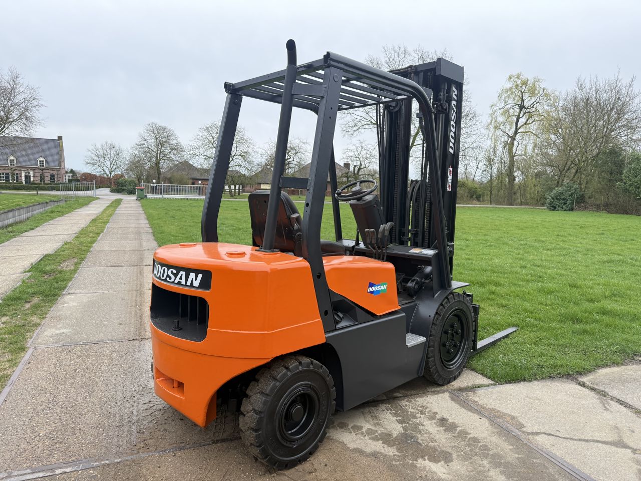 Doosan 2.5 tonner diesel heftruck triplo mast + 4 ventielen