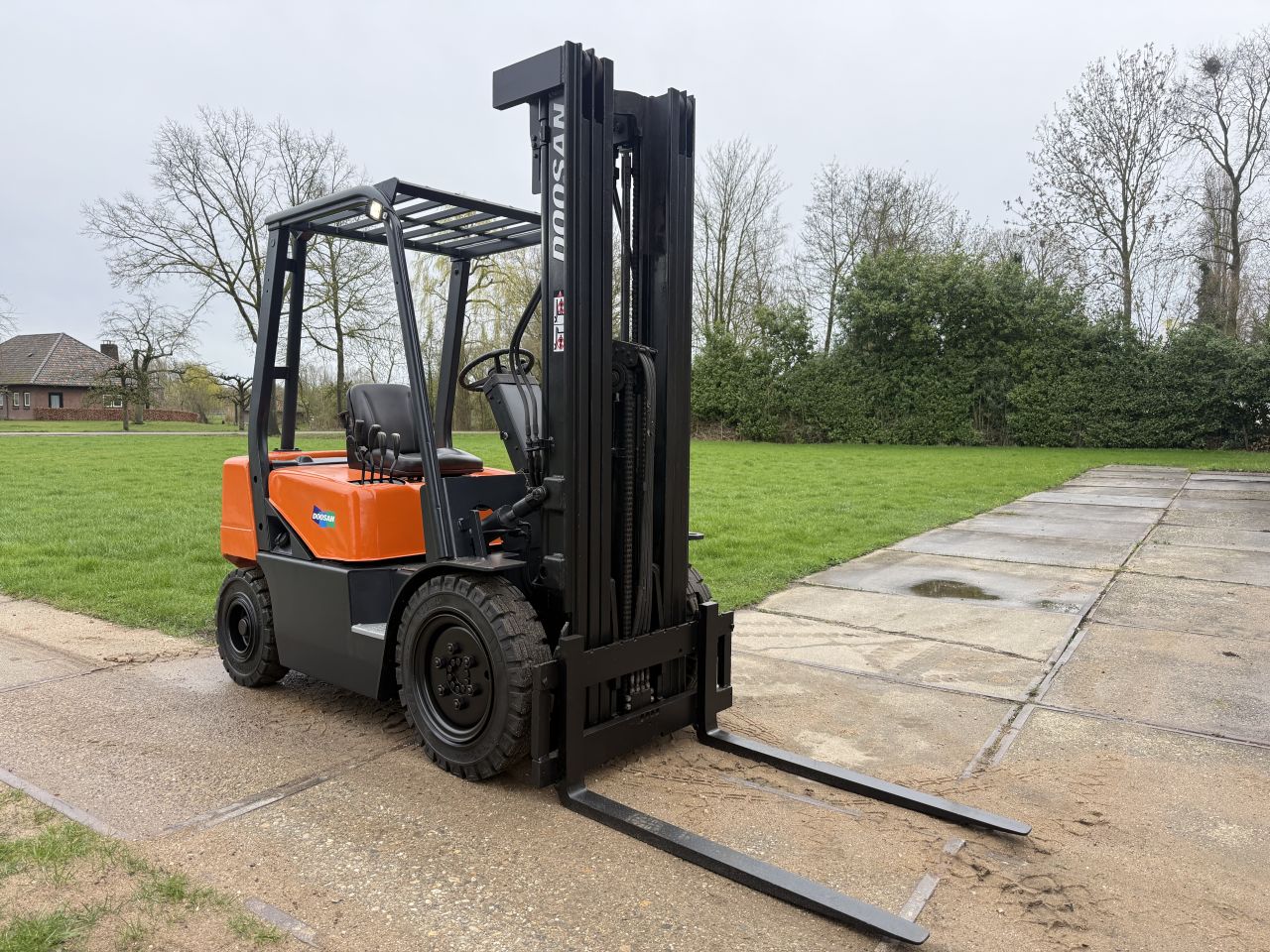 Doosan 2.5 tonner diesel heftruck triplo mast + 4 ventielen