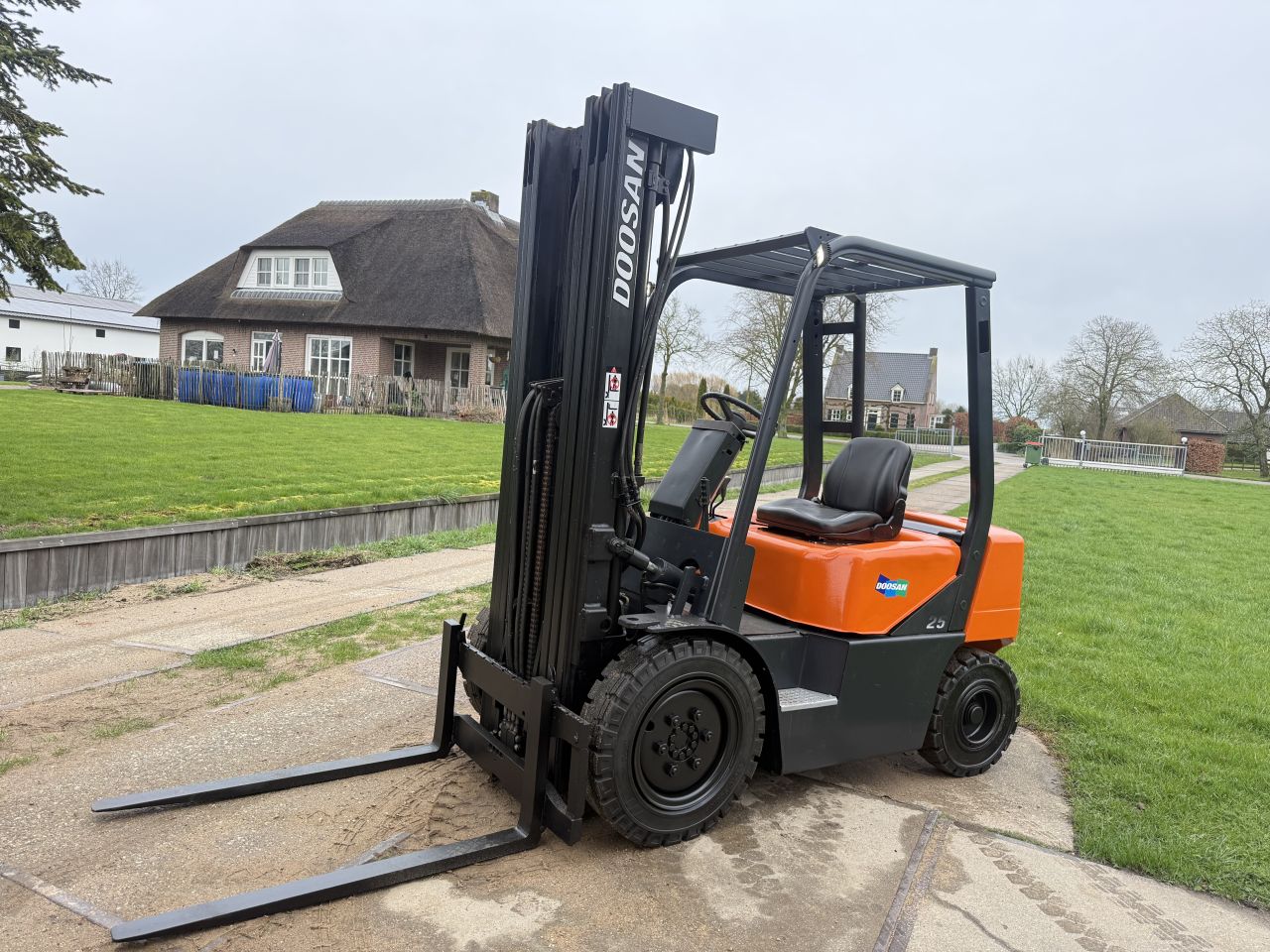 Doosan 2.5 tonner diesel heftruck triplo mast + 4 ventielen