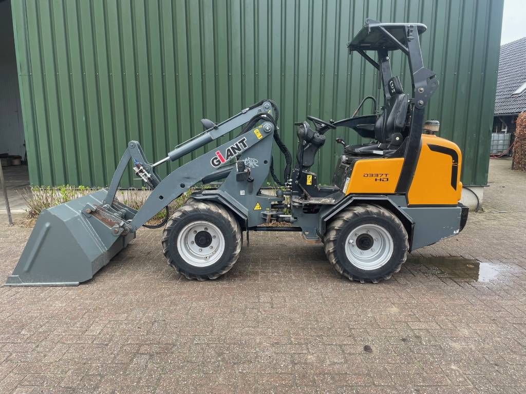 GiANT 337 shovel loader