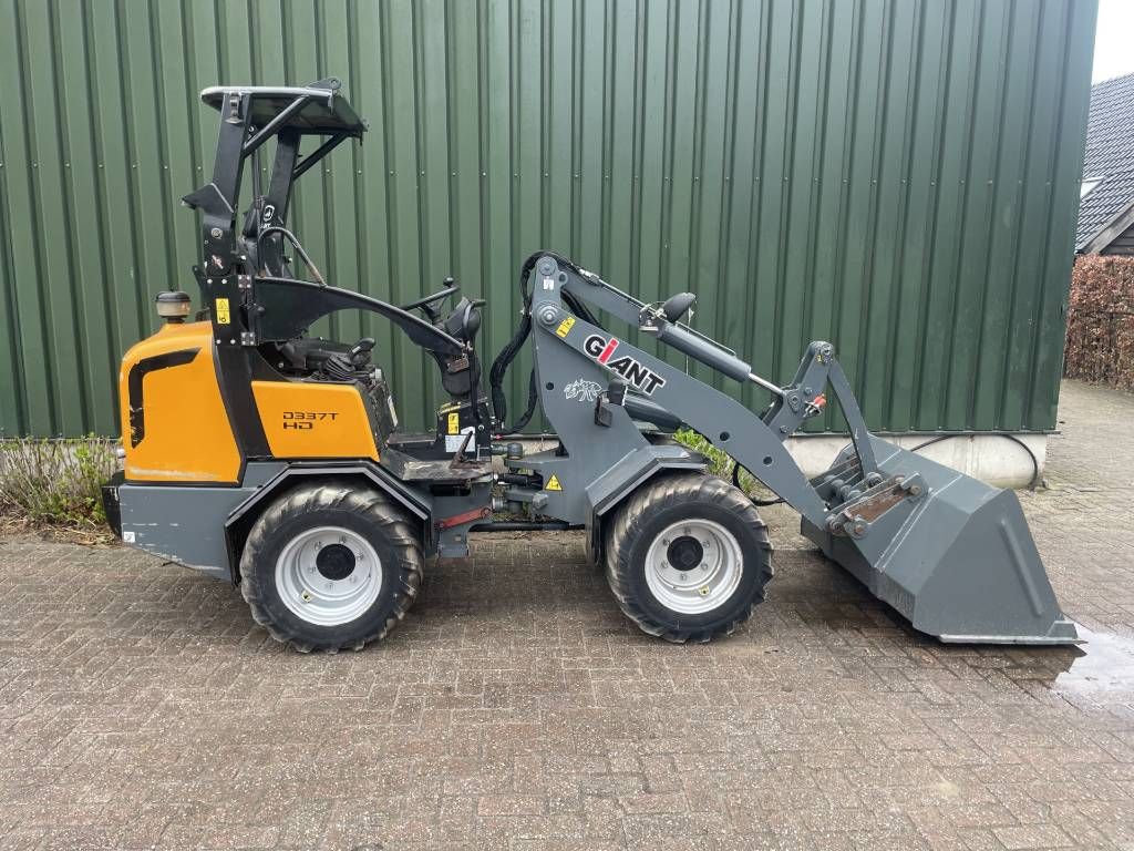 GiANT 337 shovel loader
