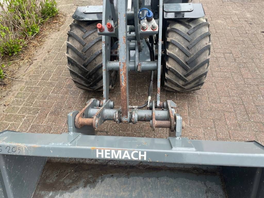 GiANT 337 shovel loader