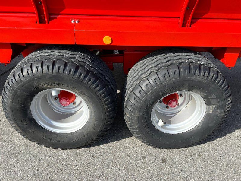 Pöttinger Siloprofi 3 D mit Querförderband und 500-er Breitreifen