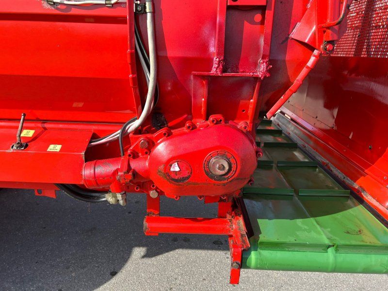 Pöttinger Siloprofi 3 D mit Querförderband und 500-er Breitreifen