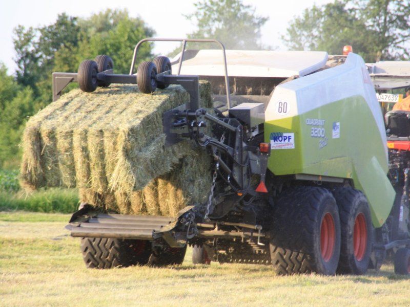 Claas Quadrant 3200 RC mit Häcksler und Ballenstapler
