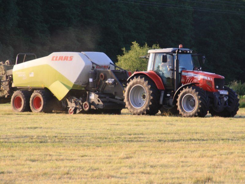 Claas Quadrant 3200 RC mit Häcksler und Ballenstapler