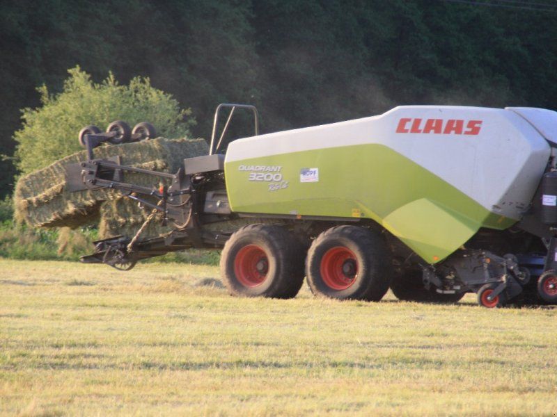 Claas Quadrant 3200 RC mit Häcksler und Ballenstapler