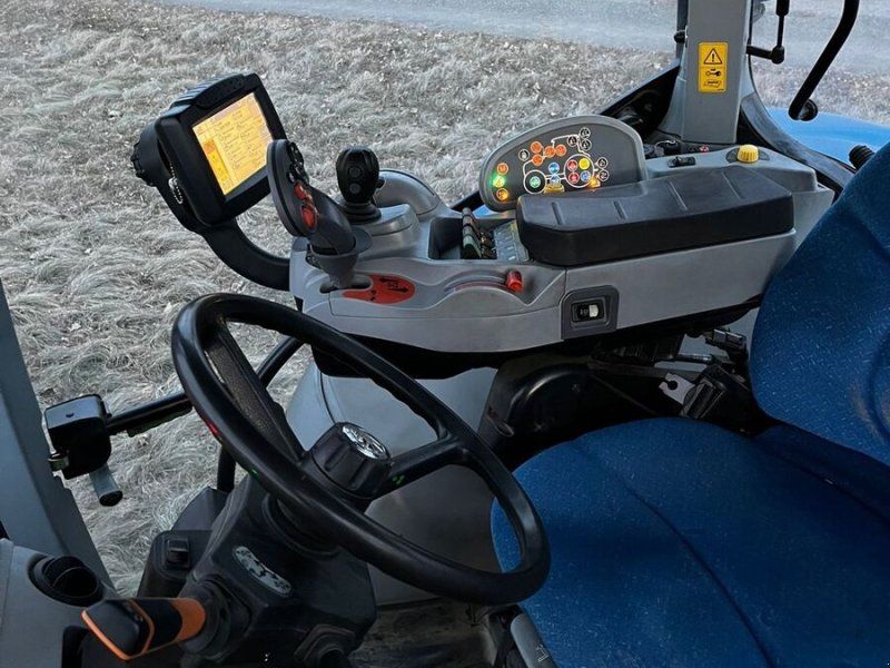 New Holland T 7030