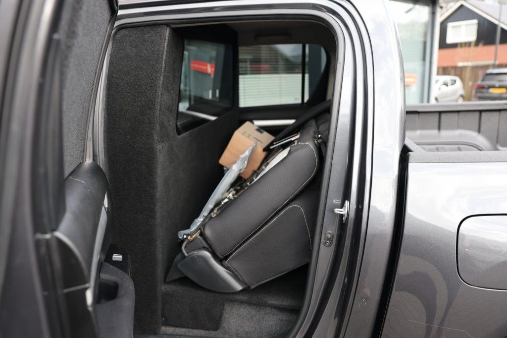 Toyota Hilux 2.4 D-4D DUBBEL CABIN PROFESSIONAL A/T 2 ZITS 4WD VAN
