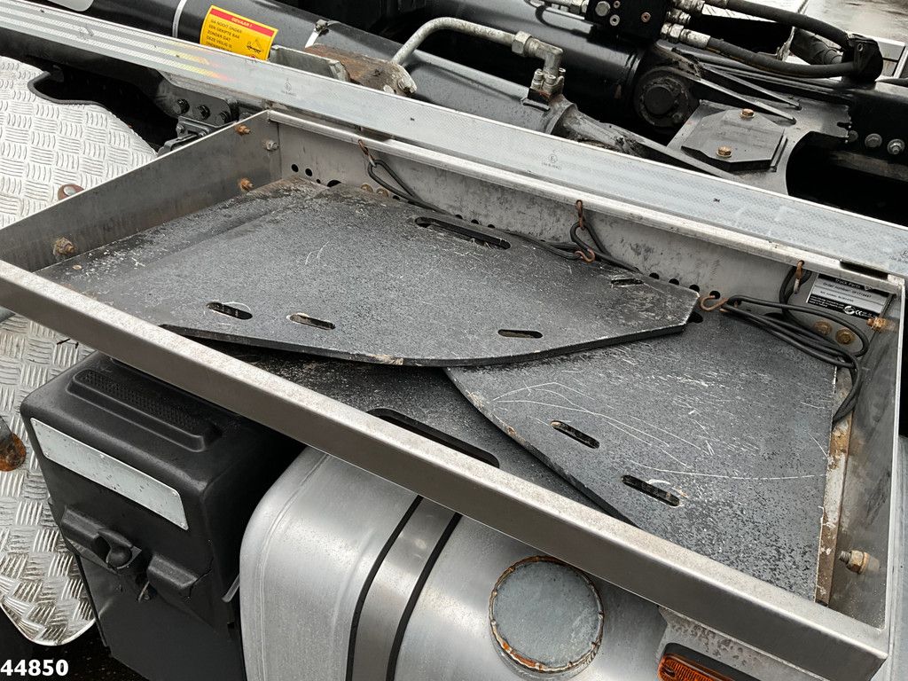 Iveco Trakker AD380T41W 8x6 Euro 6 HMF 19 Tonmeter Z-kraan