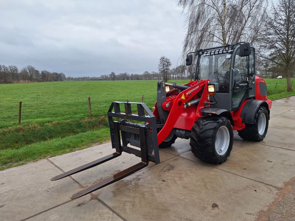 Weidemann 3080LP shovel