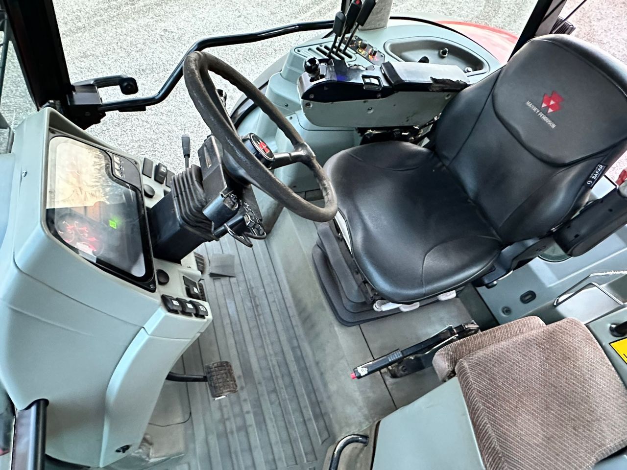 TE KOOP: zeer nette MASSEY FERGUSON 8220