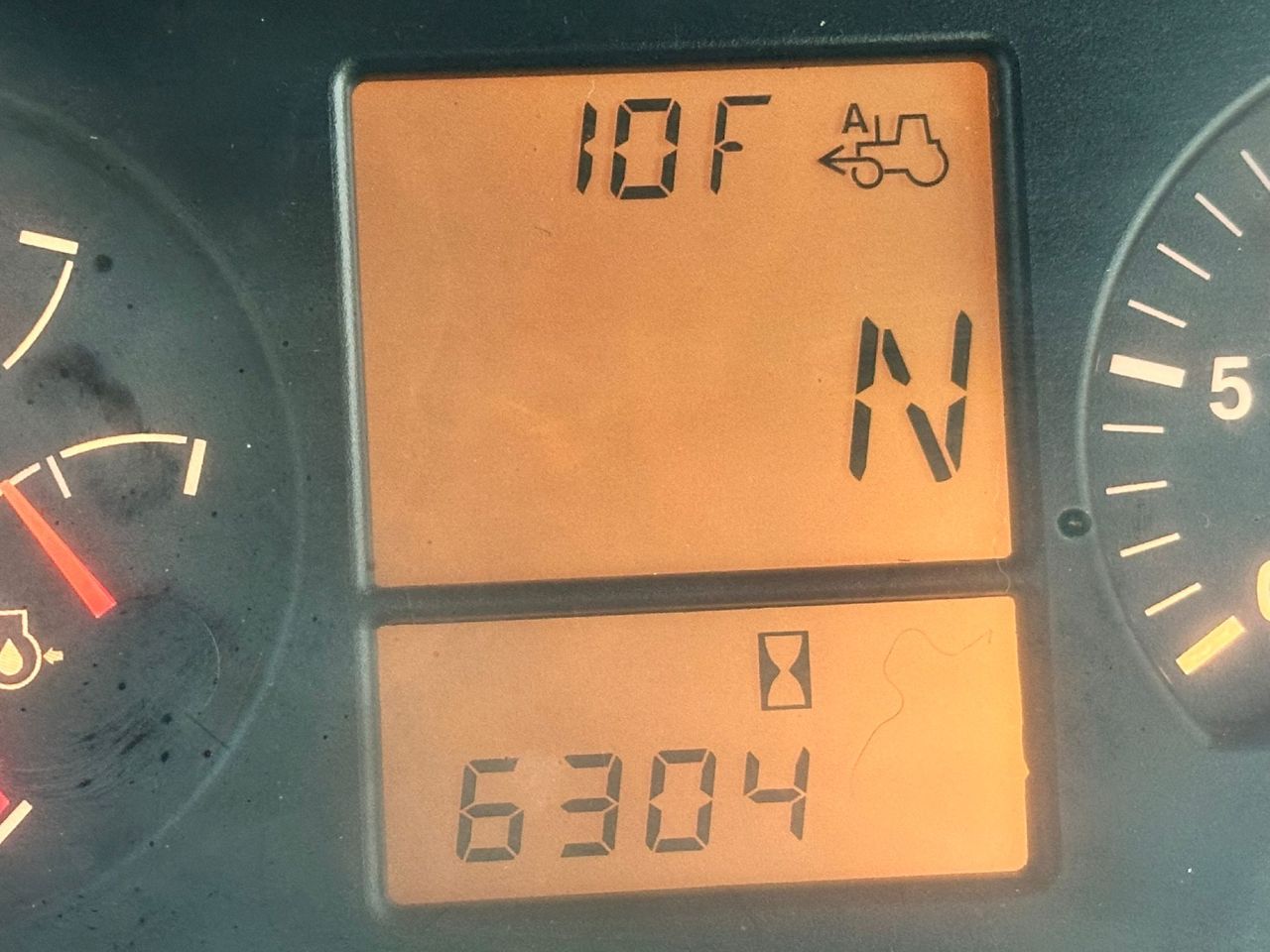 TE KOOP: zeer nette MASSEY FERGUSON 8220