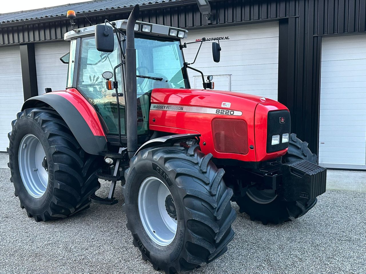 TE KOOP: zeer nette MASSEY FERGUSON 8220