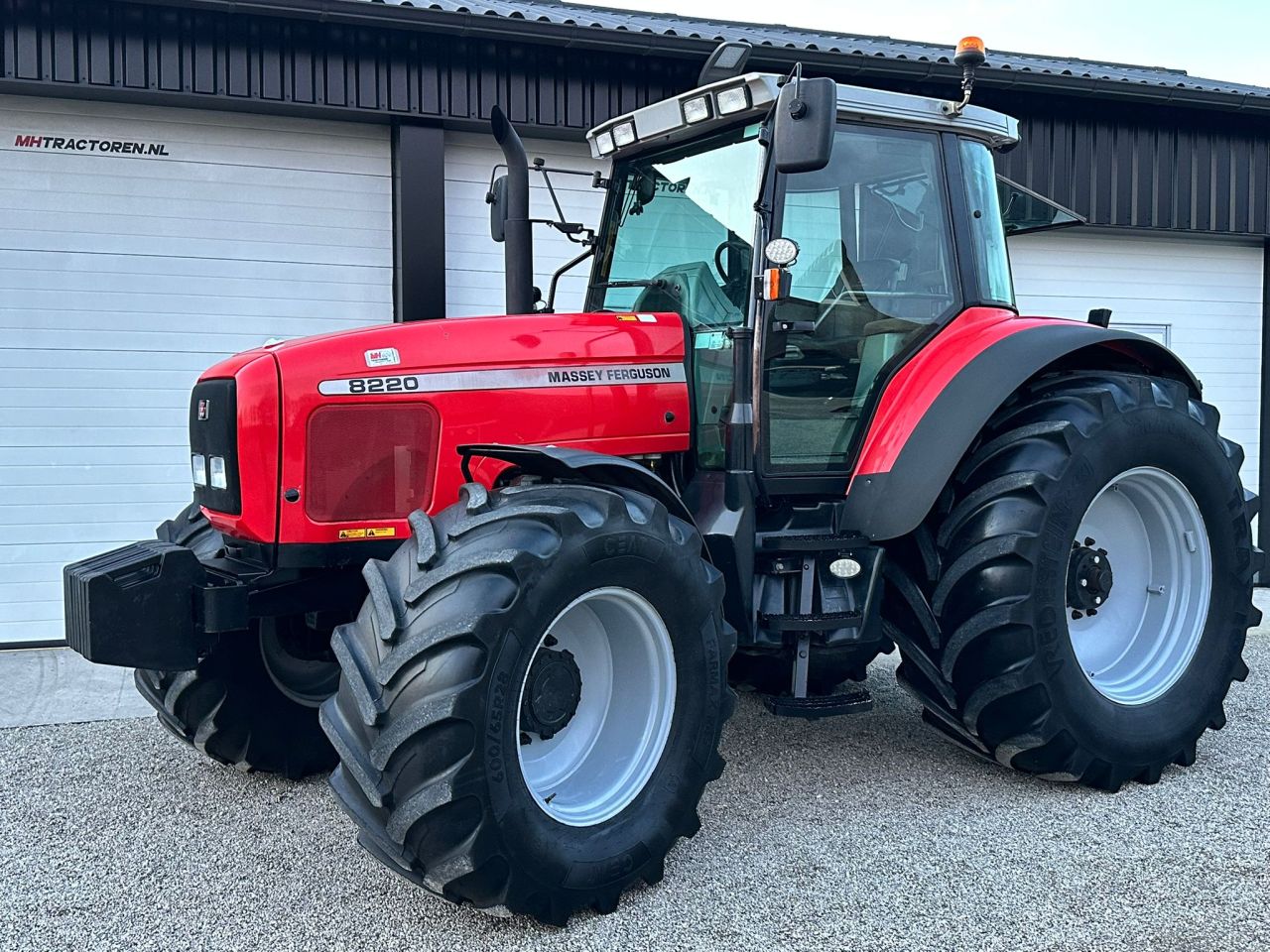 TE KOOP: zeer nette MASSEY FERGUSON 8220