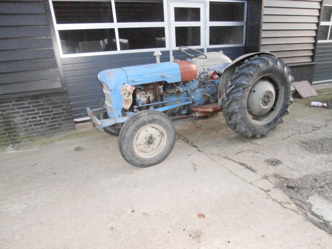 Fordson Dexta goedlopend Nw Banden €2000,00