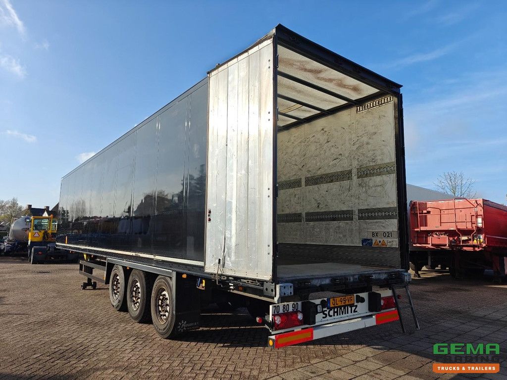 Schmitz Cargobull SCB S3B 3 Schmitz Axles - Enclosed Body - Lift Axle - Disc Brakes