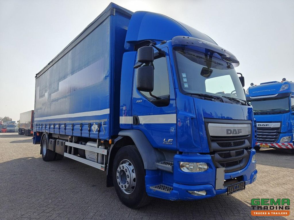 DAF FA LF280 4x2 Dagcab Euro6 - Schuifzeilenbak 7.5M - ADR AT - Laadklep 2500kg - HH Vloer