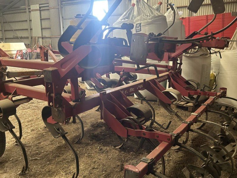 Kongskilde Vibrofl 4300 19 tands med el frøspreder.