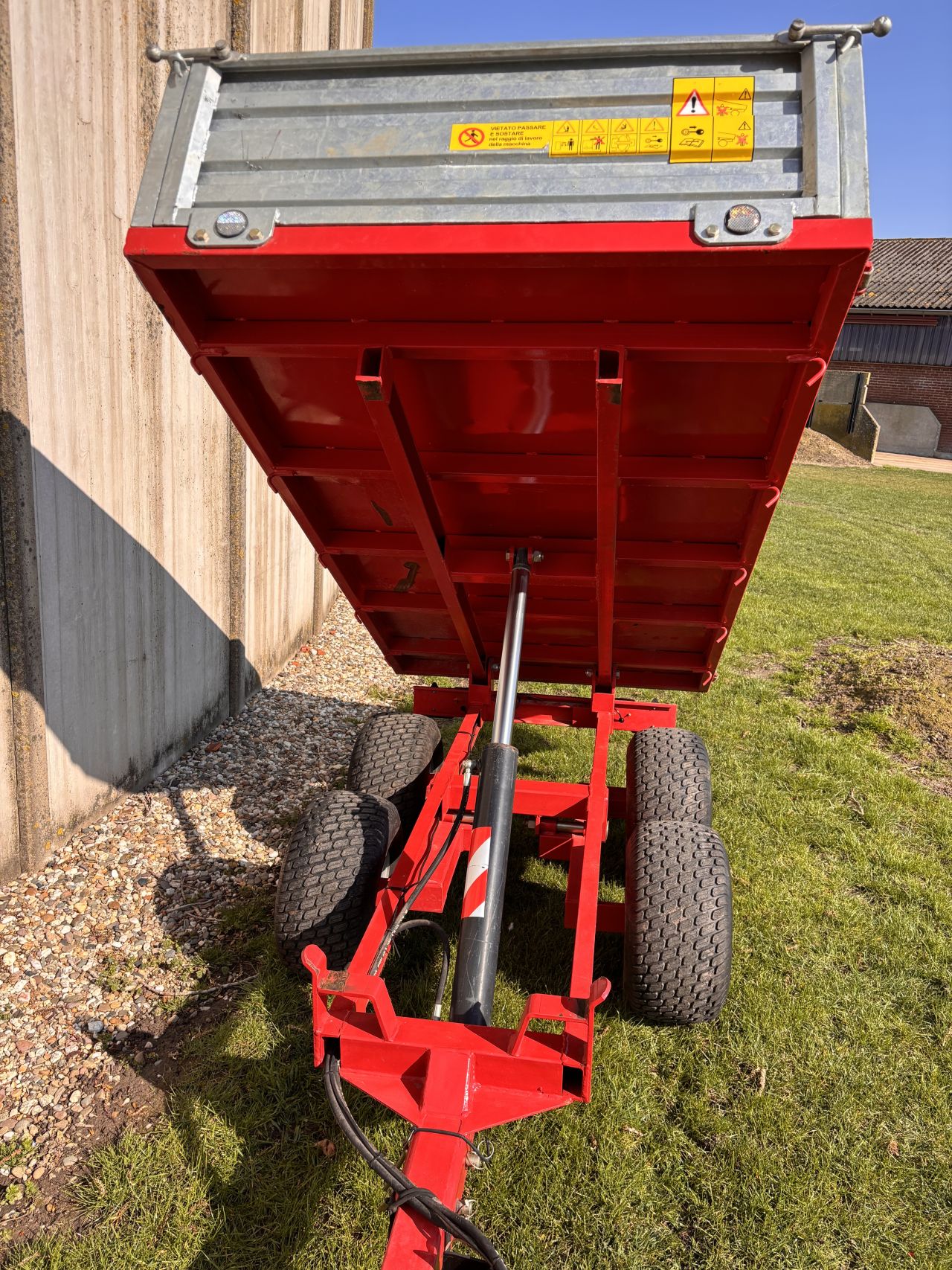 Kipper 2,5 ton hydraulisch - gazonbanden - schotten afneembaar