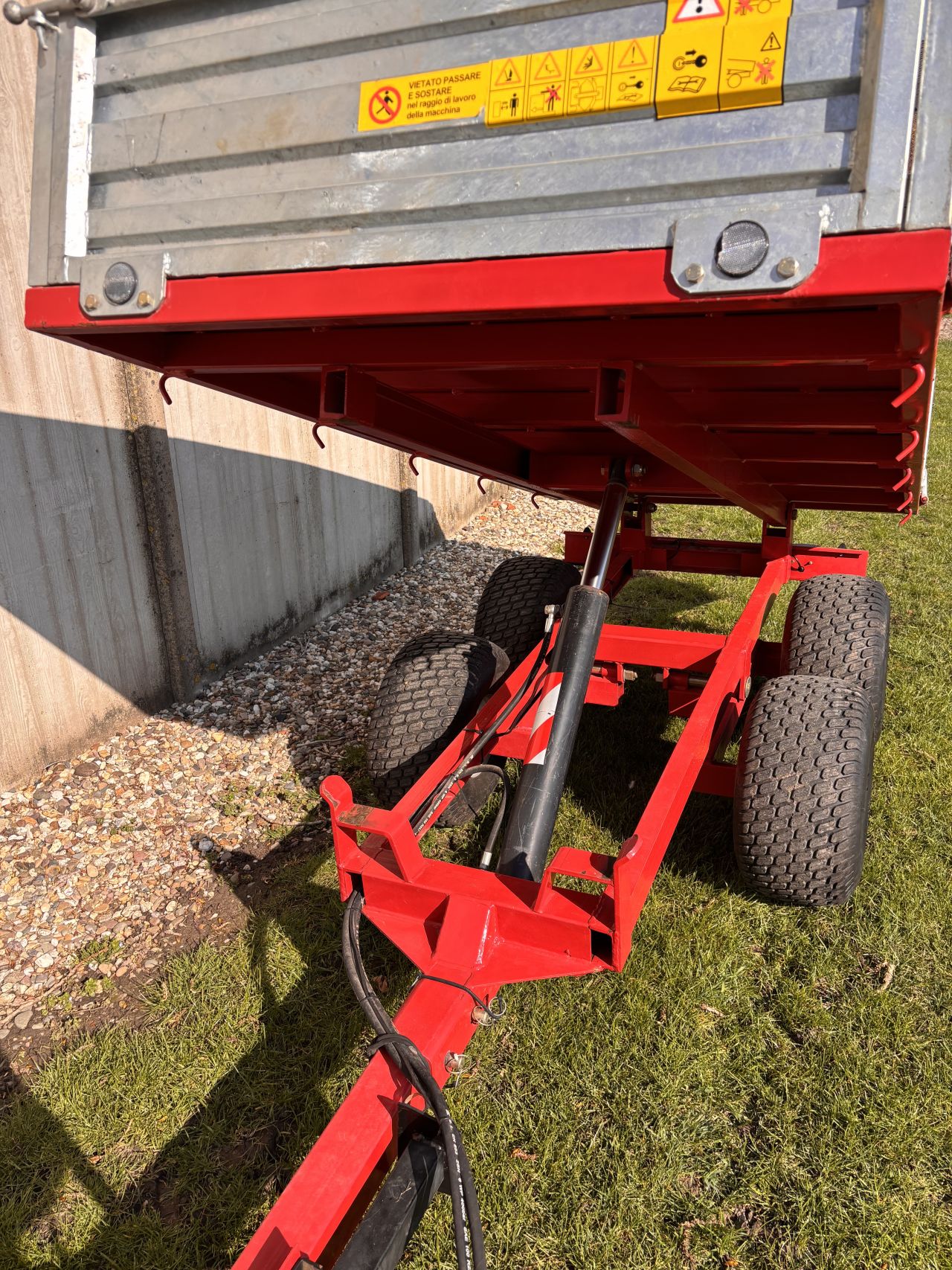 Kipper 2,5 ton hydraulisch - gazonbanden - schotten afneembaar