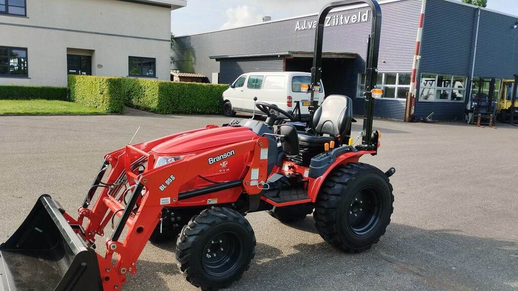 TYM Branson 2505 HST