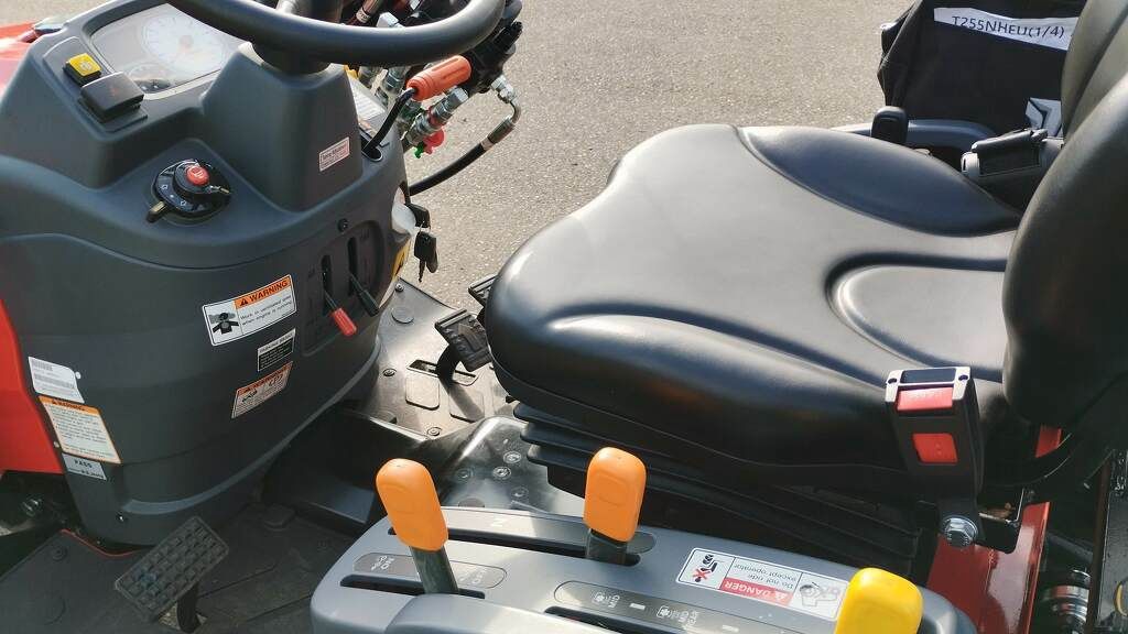 TYM Branson 2505 HST