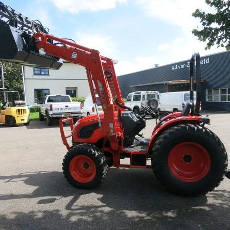 KIOTI DK6020 HST ROPS DK6020 HST met voorlader en bak