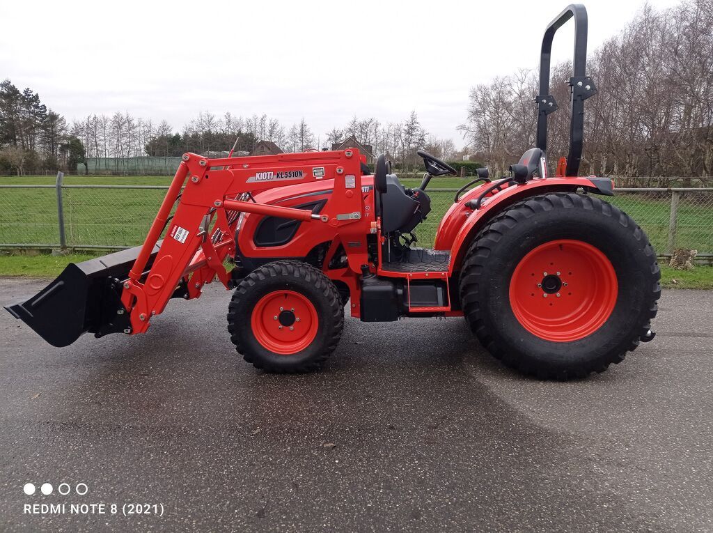 KIOTI DK6020 HST ROPS DK6020 HST met voorlader en bak