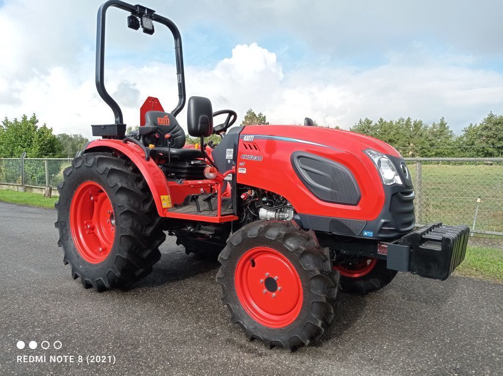 KIOTI CK5030 HST Rops Nieuw CK5030 HST (Live is to short to buy a boring tractor !!!!! )