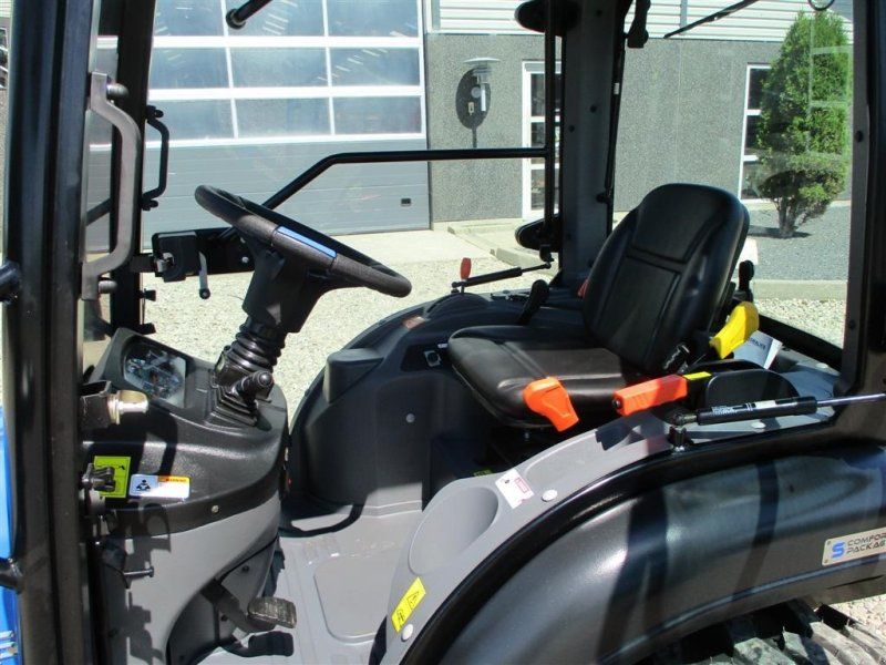 Solis 26 HST med kabine og Industrihjul