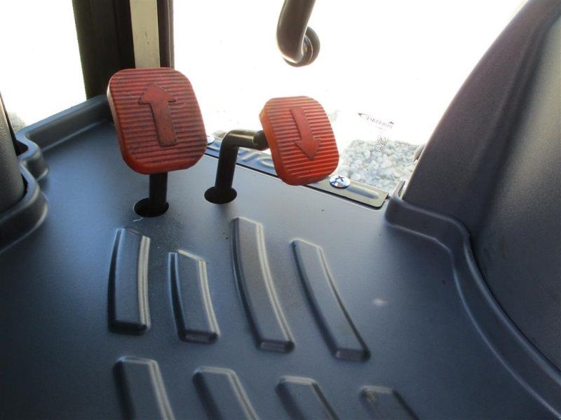 Solis 26 HST med kabine og Industrihjul