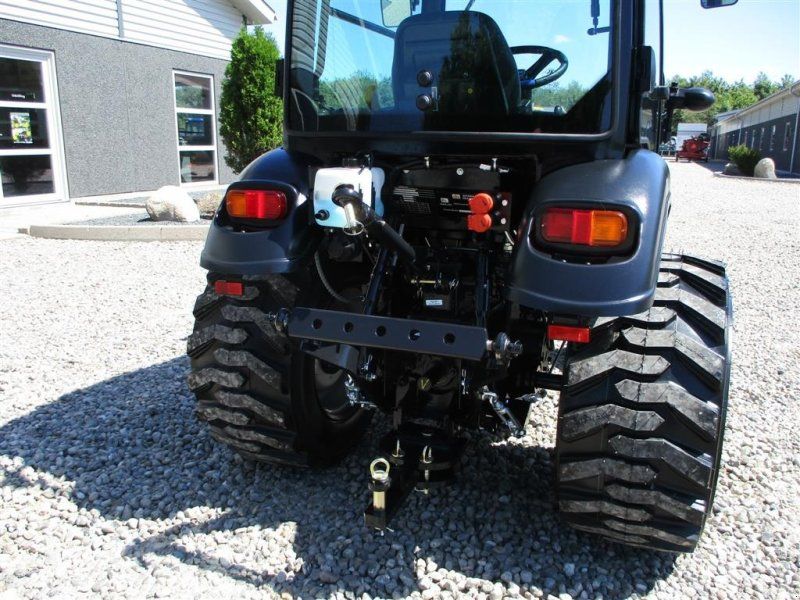 Solis 26 HST med kabine og Industrihjul