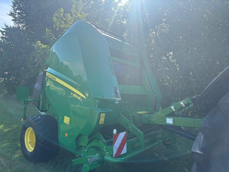 John Deere V451M