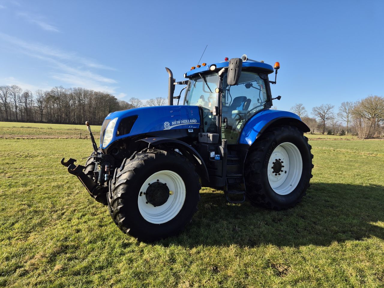 New Holland T 7 250 PC met FH en Front PTO
