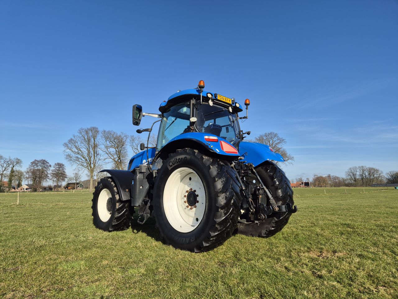 New Holland T 7 250 PC met FH en Front PTO
